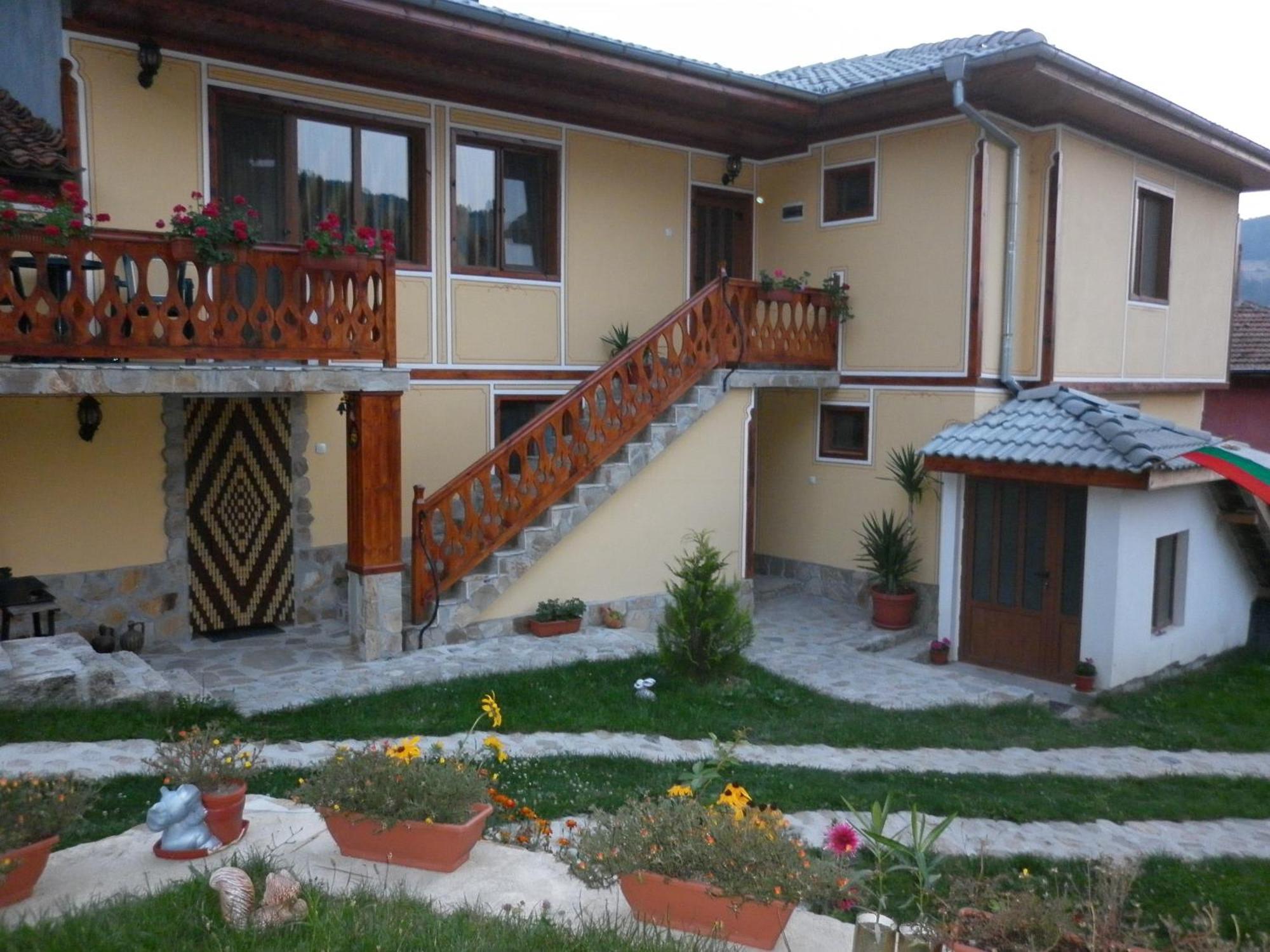 Guest House Mavrudieva Koprivshtitsa Esterno foto
